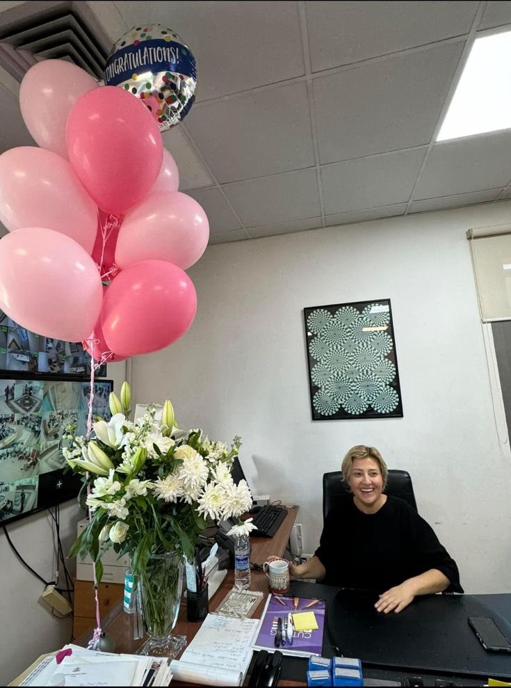 بالفيديو- احتفال في وزارة التربية... أمل شعبان تعود إلى مكتبها بعد الإفراج عنها